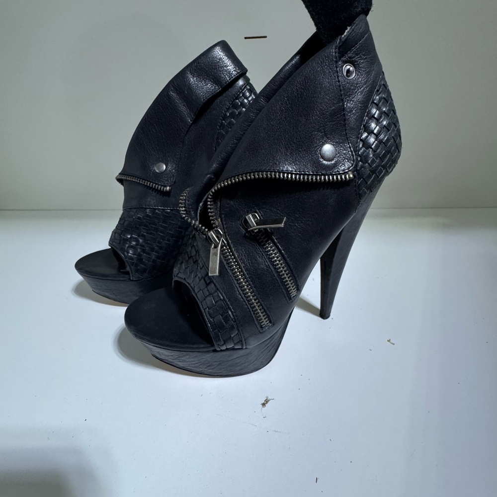 Thong heels